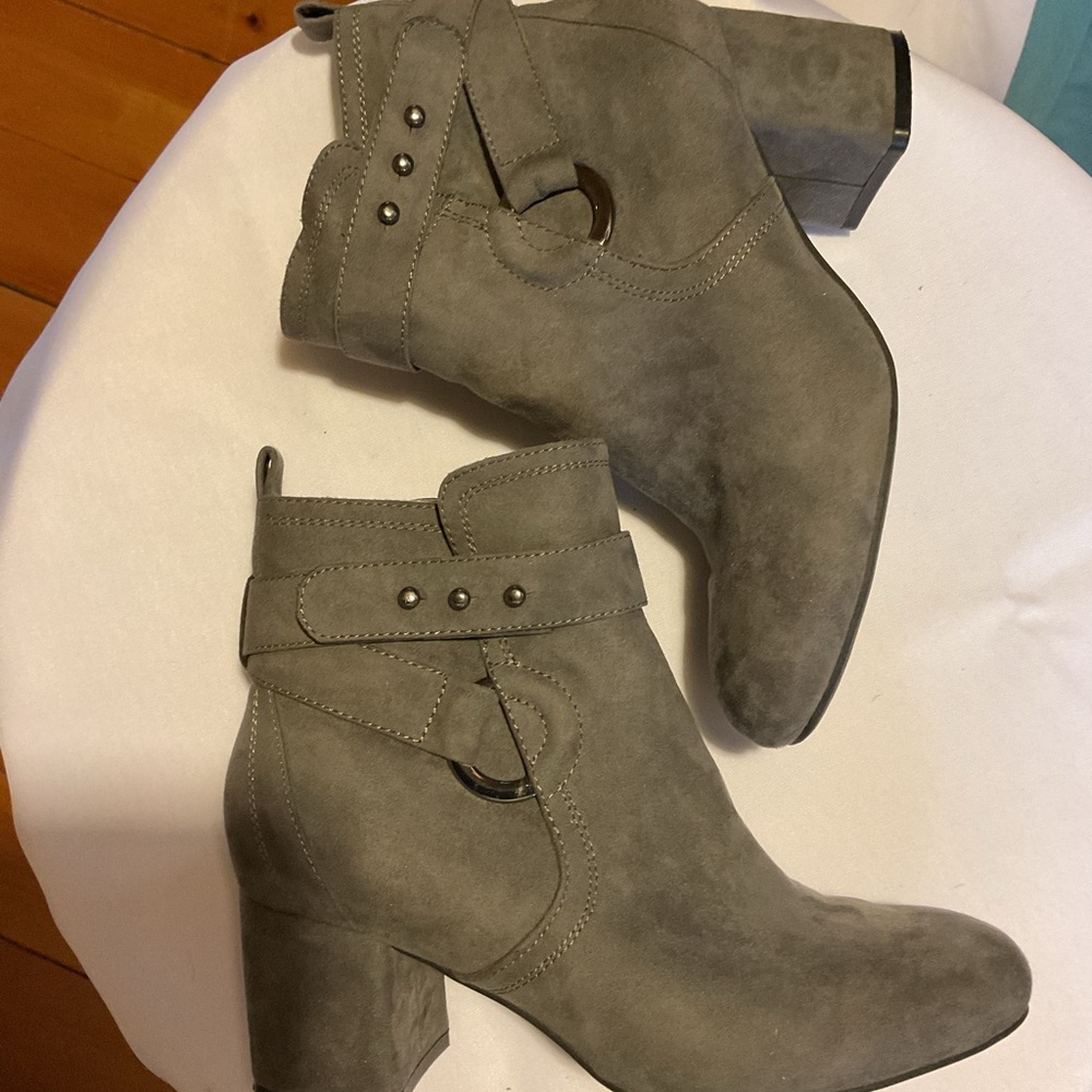 Kelly & Katie Gray Suede Ankle Boots Size 6M